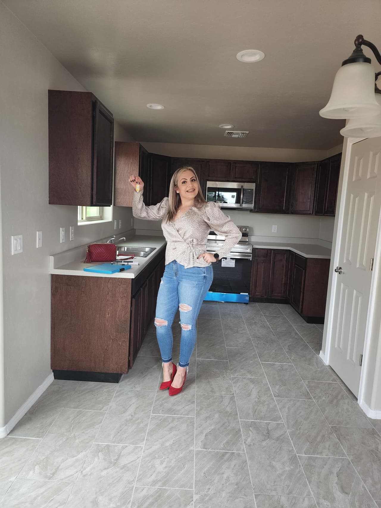 En la culminación del programa de seis meses, Chicanos Por La Causa entregó las llaves de las nuevas viviendas a las familias de Río Rico.