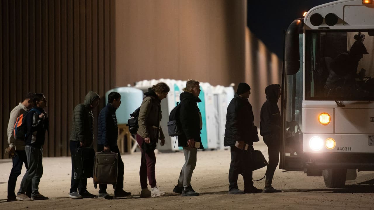 Compañía de buses demandada por Nueva York asegura que no transportará más inmigrantes desde Texas