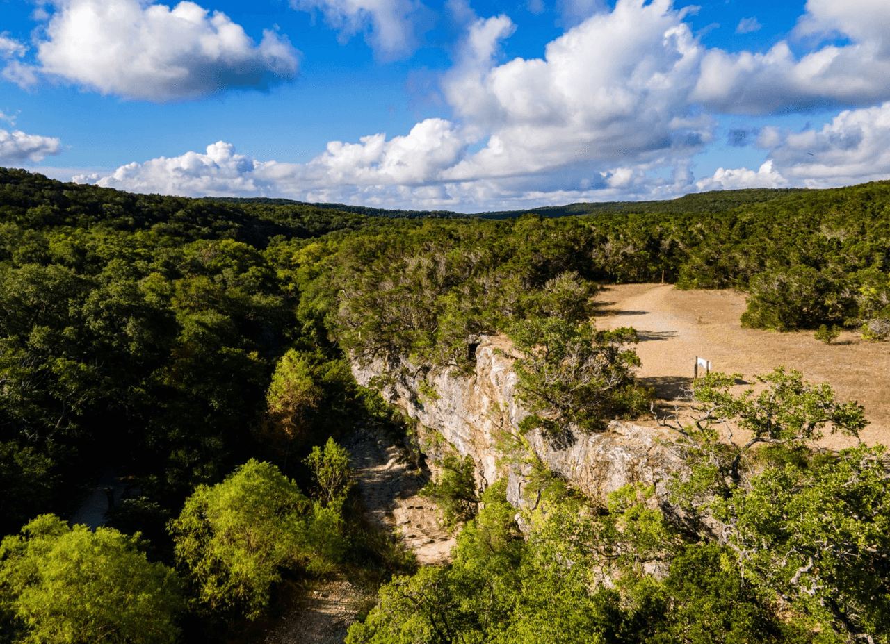 Goverment Canyon State Natural Area | En el lado norte de San Antonio se encuentra un desierto de 12,000 acres que protege el agua potable de la ciudad. Encontrarás tu propia "zona de recarga" en este vasto refugio urbano.