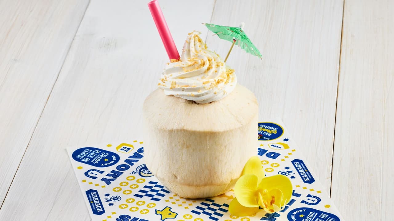 <h3 class="cms-H3-H3"><b>Coconut Quadruple</b></h3>
<br>Coco entero con un slushy de coco, soft-serve de coco y copos de coco. Una bebida muy refrescante que te transporta directo al caribe.