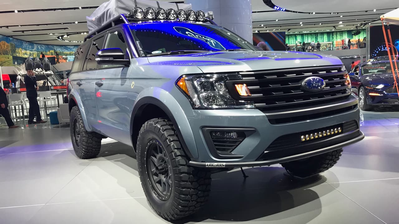 <h3 class="cms-h3-H3">Conceptos y prototipos.</h3>
<br>
<br>Esta 
<b><a href="https://www.univision.com/noticias/pruebas-de-manejo/prueba-ford-expedition-2018-ideal-para-escapar-con-la-familia" target="_blank">Ford Expeditio</a>n "Baja-Forged Adventurer" </b>es un sueño hecho para los guerreros del camino con familias numerosas, concebida por Ford en sociedad con LGE-CTS Motorsports. No creemos que Ford la produsca, pero pone de revlieve el potencial de la nueva Expedition la cual, no olvidemos, esta construida sobre la misma plataforma que sustenta a la Ford F-150, incluyendo la versión Raptor.