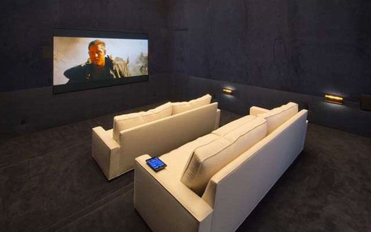 Además, salón de cine con varios sofás para disfrutar la cinta a gusto.