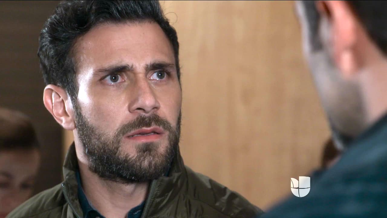 Los agentes fueron al hospital para intentar hablar con Raquel. Sin embargo, Santiago se llevó la sorpresa al saber que había pertenencias de Carolina en el automóvil que encontraron al fondo del barranco.