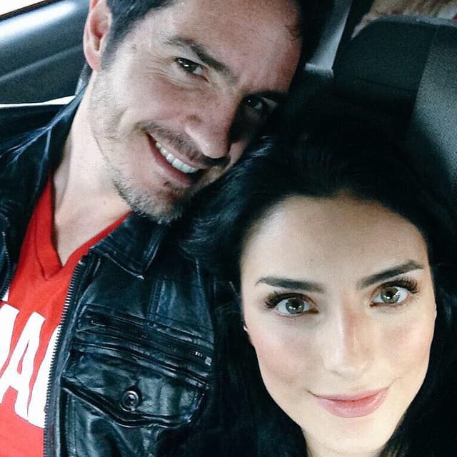 En la primera temporada, estrenada en el año 2019, apareció Mauricio Ochmann cuando aún estaba casado con Aislinn Derbez. 
<br>