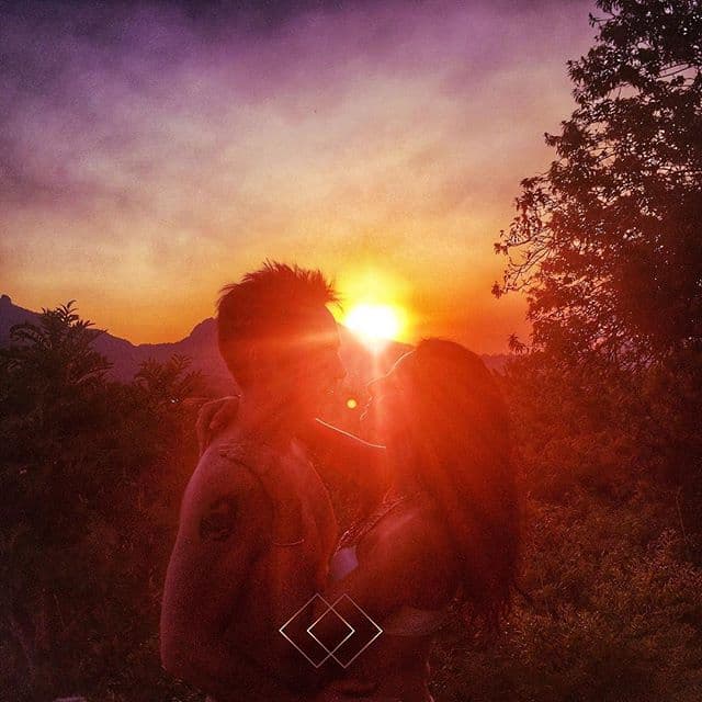 Aislinn no lo pensó dos veces y de inmediato, entre lágrimas de felicidad, respondió "sí".