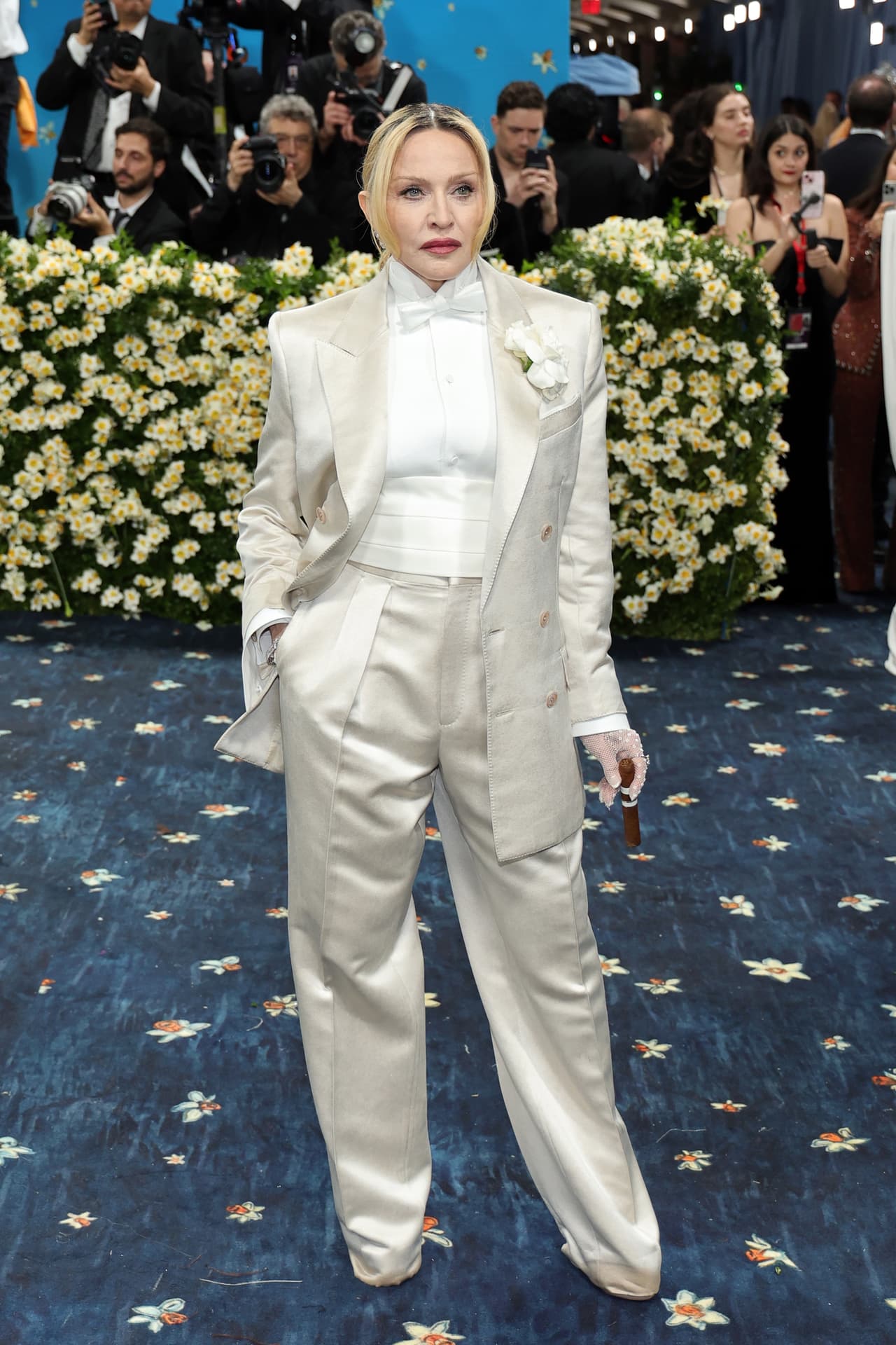 Madonna volvió a la Met Gala este 2025 portando un traje, a los cuales no es ajena. Combinó un blazer ajustado y pantalones en color marfil con una camisa blanca.