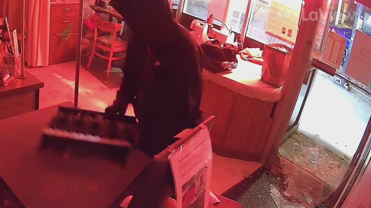 Alertan a la comunidad por delincuentes que roban y causan daños en negocios de Chicago