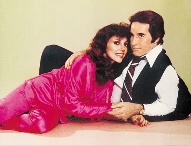 'Mariana' era una muchacha que creció sin modales por culpa del alcoholismo de su padre, además de que su madrastra les hizo creer que estaban en bancarrota, sin embargo era todo lo contrario.