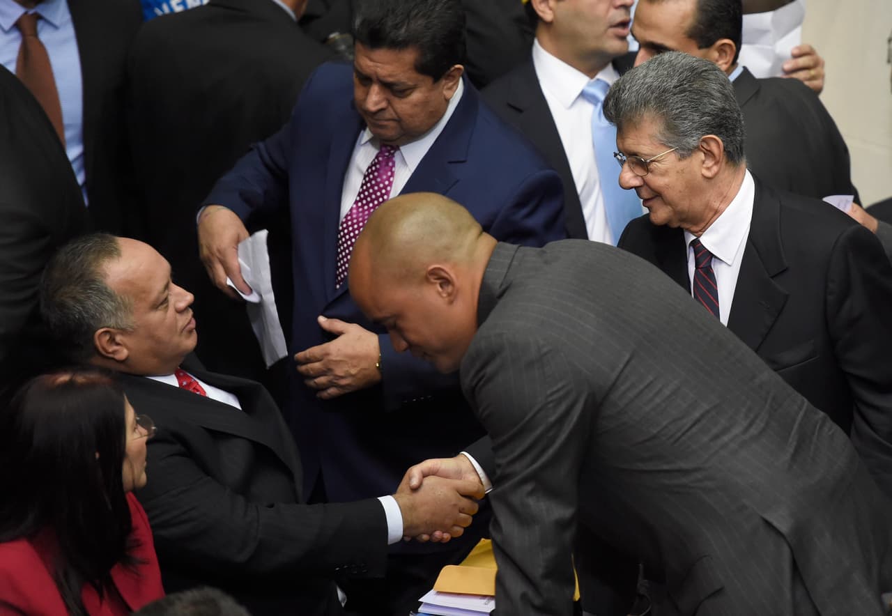 El nuevo presidente de la Asamblea, Henry Ramos Allup, saluda a su predecesor, Diosdado Cabello.