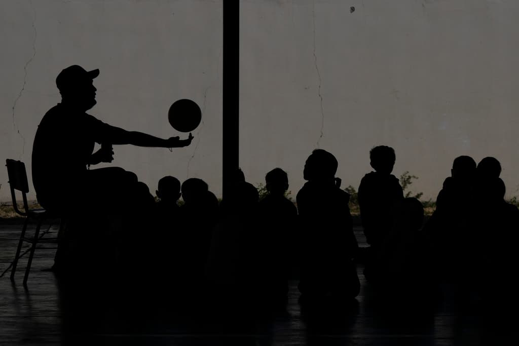 Un maestro hace girar una pelota en su dedo durante una clase en la Escuela Primaria Sócrates en Culiacán, Sinaloa, México, el jueves 27 de febrero de 2025. (Foto AP/Fernando Llano)
