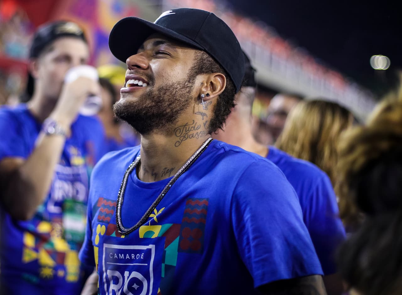 Neymar está en Brasil por la recuperación de su lesión pero ha sido noticia porque en el Carnaval de Bahía se le vio besándose con la cantante Rafaela Porto y ahora, en los últimos días, en el Carnaval de Río con Anitta. Todo mientras el PSG espera su mejoría.