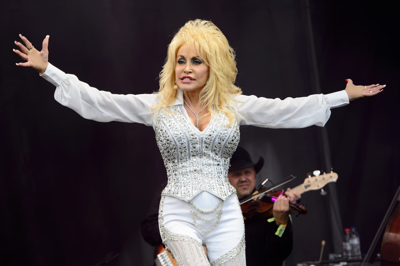 La colaboración de Parton con Porter Wagoner, una estrella delgada con tupé y llamativos trajes de pedrería, fue clave para su carrera