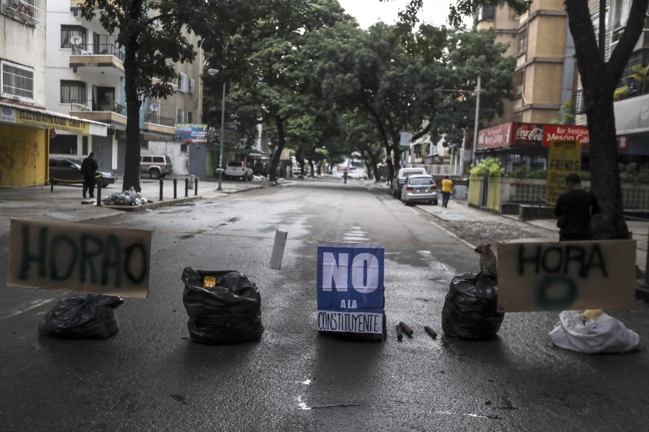 Vista de una calle del este de Caracas cerrada con una barricada hecha con bolsas de basura y letreros durante el paro general convocado por la oposición. "Las calles no parecen ni de domingo. Venezuela en protesta y el transporte también está resteado con Venezuela", dijo el diputado opositor y vicepresidente del Parlamento, Freddy Guevara, en su cuenta de Twitter.