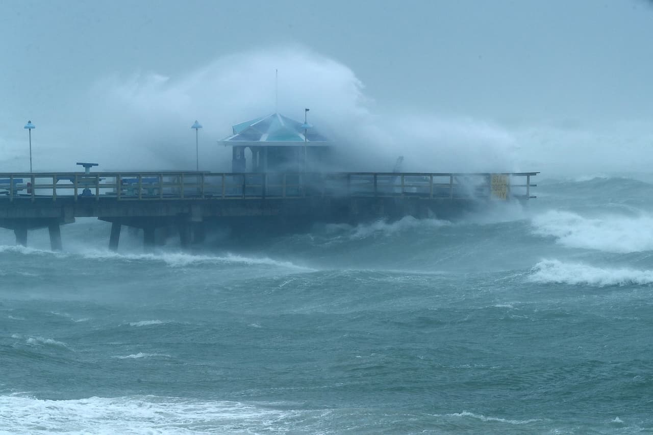 El fuerte oleaje producido por el huracán golpea un muelle de Fort Lauderdale, al norte de Miami.