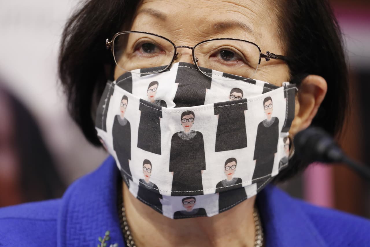 La senadora demócrata Suzie Hirono llevó una mascarilla con graficos aludiendo a la fallecida jueza Ruth Bader Ginsburg. Exhortó a los republicanos a mostrar con los estadounidenses aquejados por el coronavirus la misma preocupación que le expresaron a ella cuando estaba enferma de cáncer.