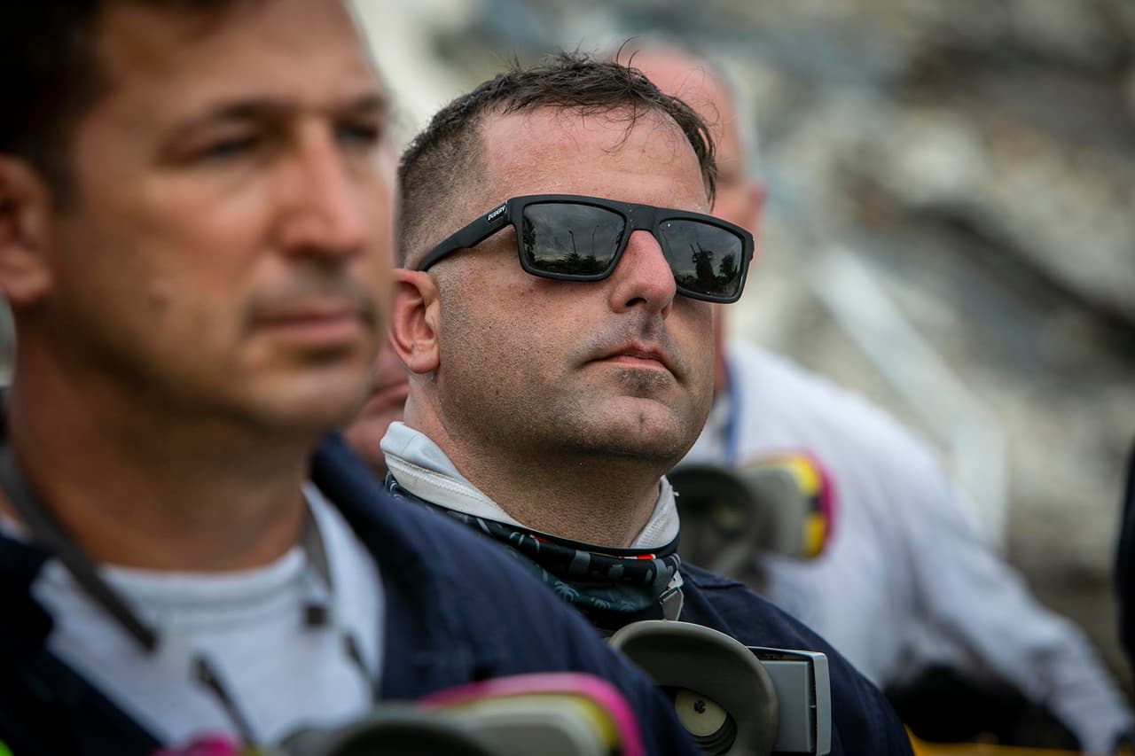 Unos 200 socorristas participan en la intensa operación de búsqueda de víctimas en el sitio donde desde 1981 se erigía el Champlain Towers South,
<a href="https://www.univision.com/noticias/estados-unidos/demolicion-controlada-secuencia-fotos-edificio-surfside-miami-fotos" target="_blank">demolido la noche del pasado domingo</a> debido a la inestabilidad de la parte que quedó en pie.