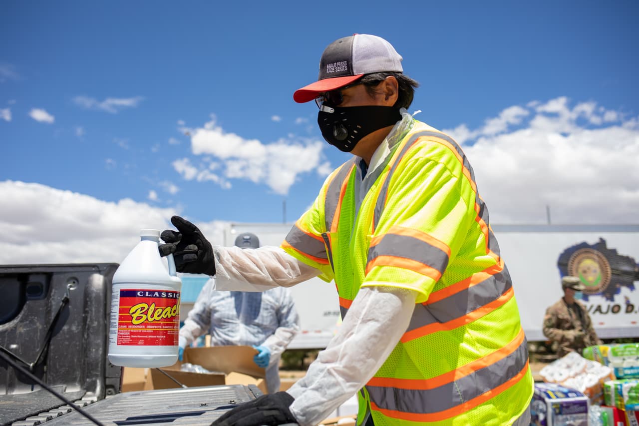 El mes pasado, Nez informó que el Servicio de Salud Indígena del Área de Navajo indicó que el pico de infecciones en Navajo había ocurrido en abril. Aunque las instalaciones de atención médica no están llenas, la tasa de infección ronda los 100 por día.