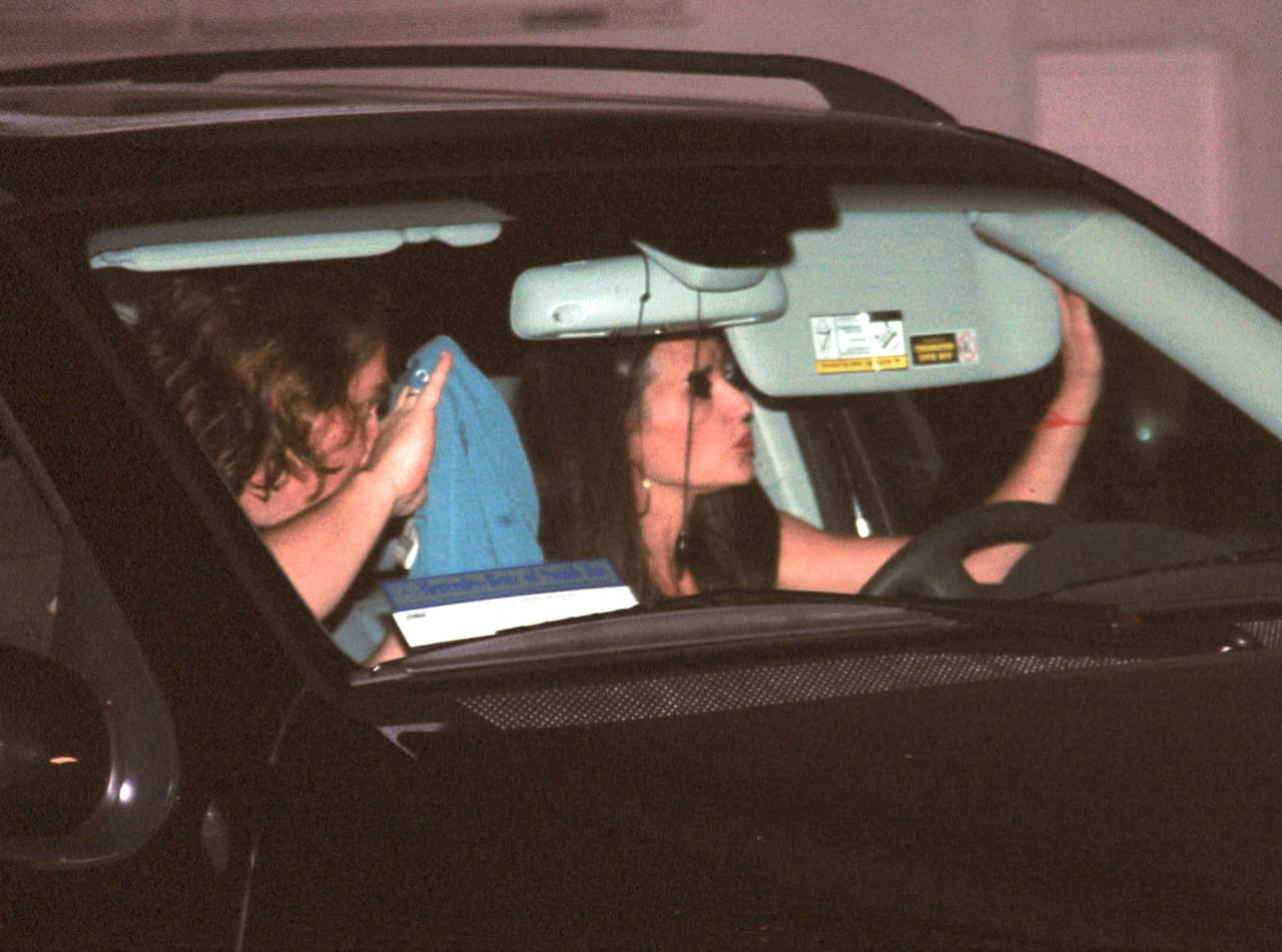 En el año 2000, la actriz 
<b><a href="https://www.univision.com/famosos/demi-moore-y-bruce-willis-juntos-de-nuevo-fotos">se divorció del padre de sus hijas</a></b> y fue vista saliendo con diversas personas, pero sin encontrar un nuevo amor.