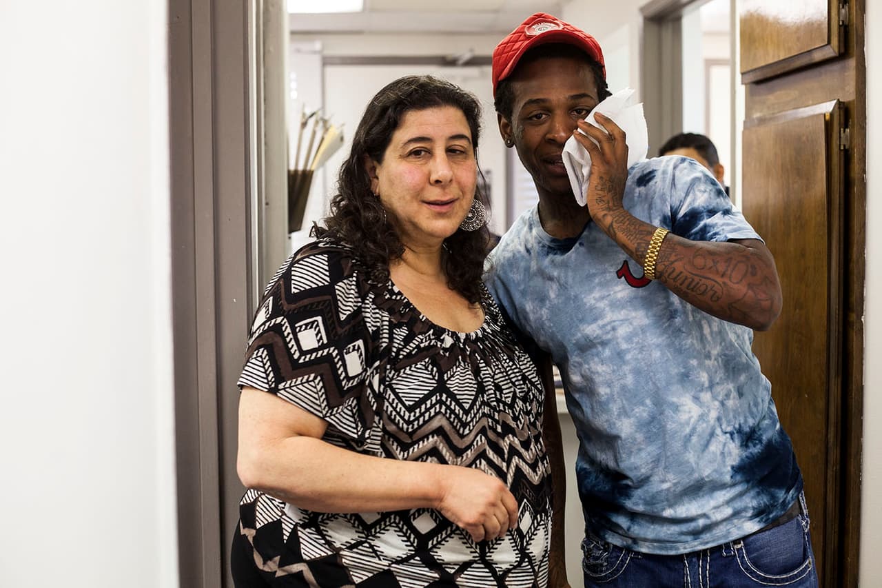 Rosemarie Ashamalla, el "hada madrina" que ayuda a los expandilleros a borrarse sus tatuajes 