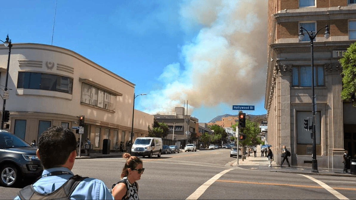 El humo llegaba a las calles cercanas.