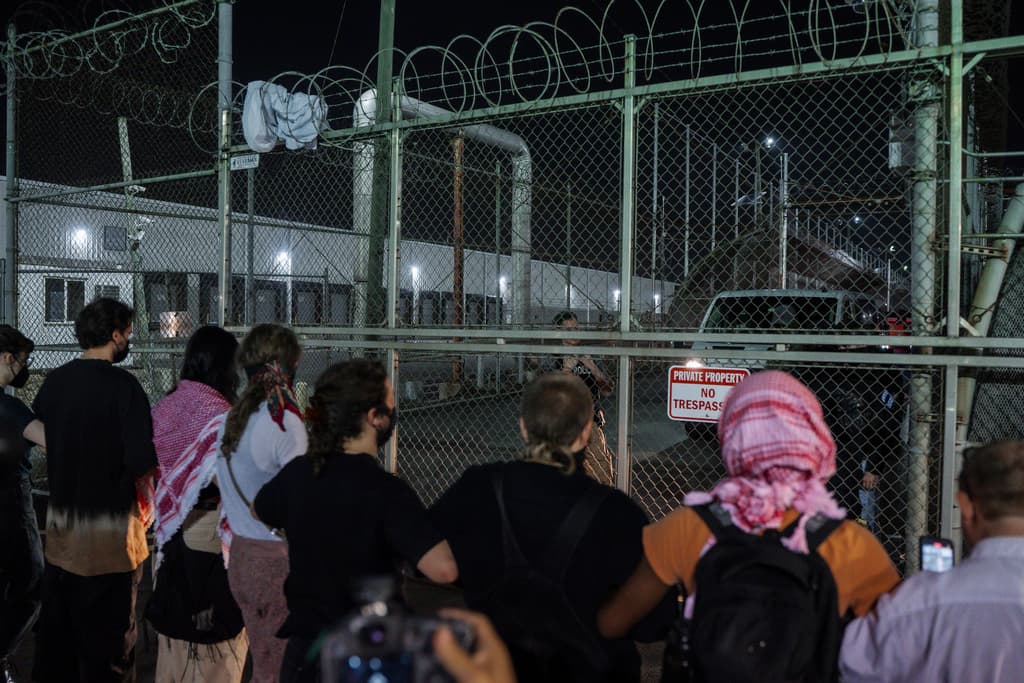 Stephen Miller, subjefe de gabinete de la Casa Blanca, recientemente propuso 
<b>incrementar las detenciones diarias a 3,000</b>, muy por encima del promedio actual de 656.