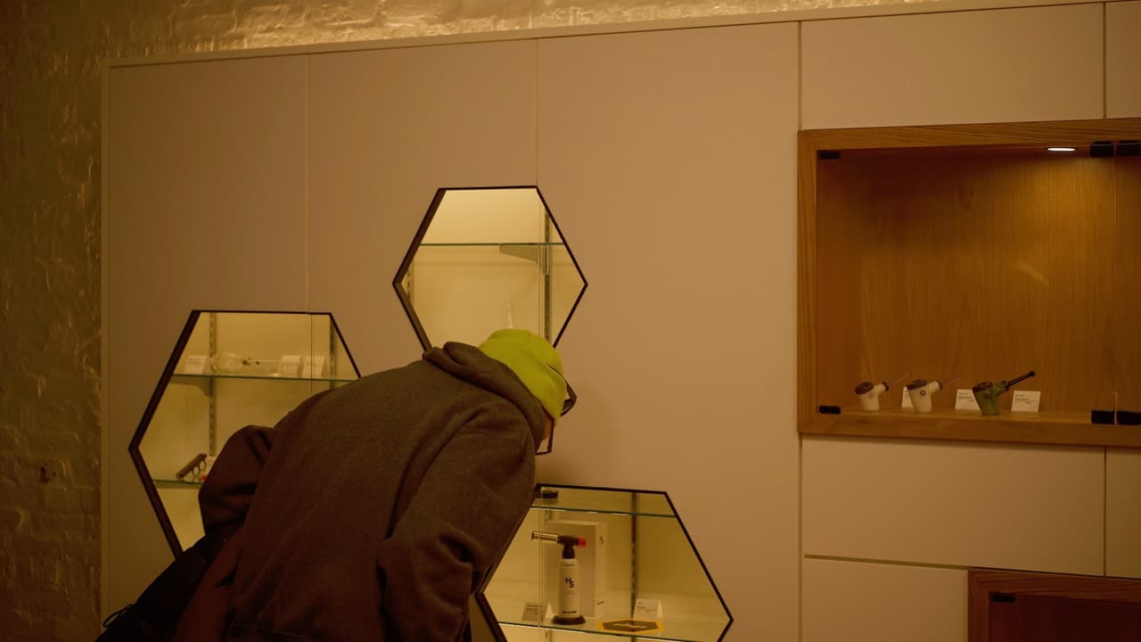 El año previo,
<a href="https://www.univision.com/shows/noticiero-univision/illinois-se-une-a-la-lista-de-estados-que-venden-marihuana-con-fines-recreativos-video">Illinois</a>, se convirtió en un nuevo estado que le
<a href="https://www.univision.com/local/chicago-wgbo/lo-que-necesitas-saber-sobre-la-legalizacion-de-la-marihuana-en-illinois-para-2020-fotos">dio luz verde a la planta,</a> aprobando una ley que legalizó la droga en 2020.