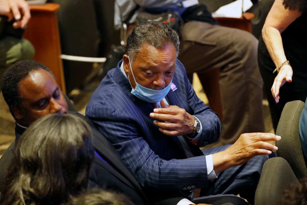 El reverendo Jesse Jackson estuvo presente en la ceremonia. Este es el primero de los tres funerales programados en su memoria.
<br>