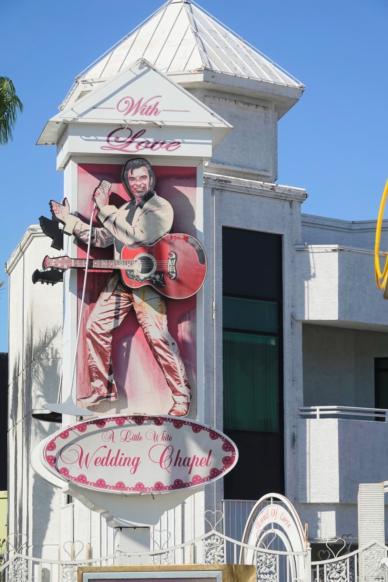 The Little White Chapel tiene una conexión curiosa entre 'Bennifer', como se le conoce a la pareja formada por el actor y la cantante, y la popular serie de comedia 'Friends'. 
<br>