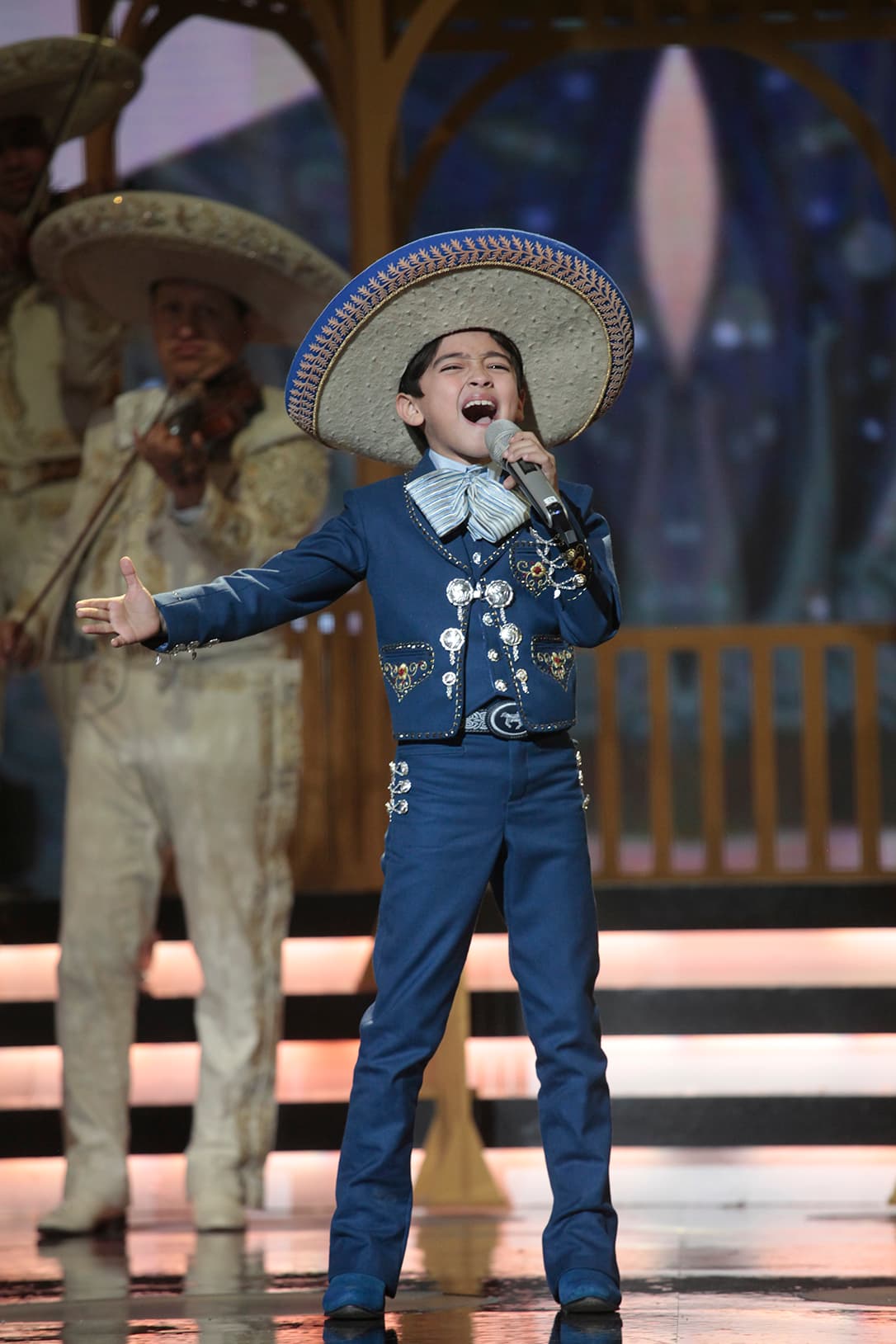 Kenneth, "el guapo de los ojitos hermosos", como lo llamó Galilea, fue el tercer cantante en presentarse ante los jueces. El pequeño interpretó 'Mujeres divinas'.