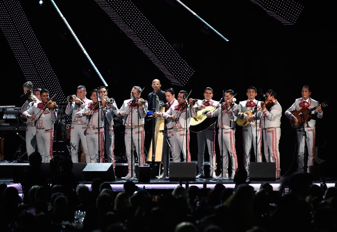 El Mariachi Sol de México le dio un toque especial a 'Mariposa traicionera'.