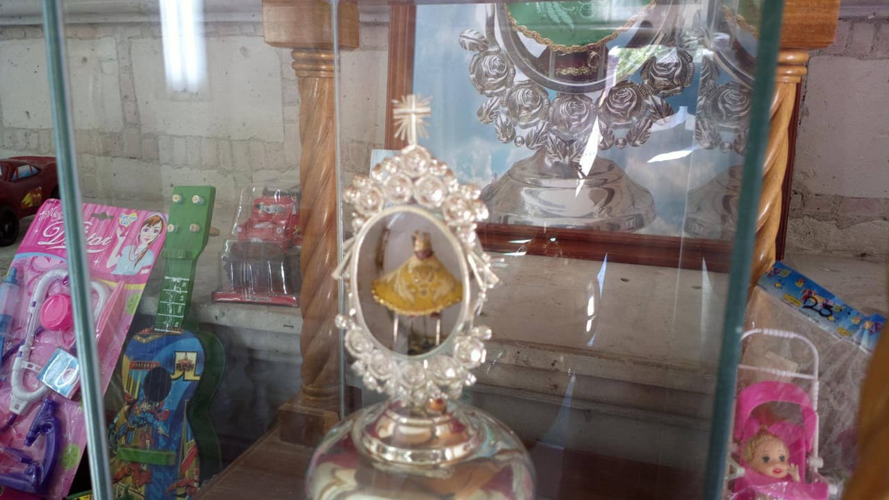 Según la tradición, en la fuente del niño del cacahuatito puedes aventar una moneda para pedirle que te conceda un favor; y son dos monedas si deseas encontrar al amor de tu vida.