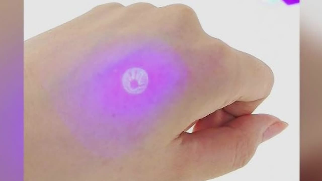 Ponen a la venta un sello de tinta invisible para marcar a los acosadores y se agota en una hora