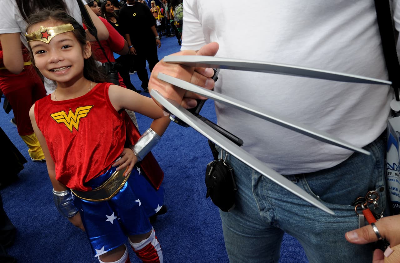Una pequeña fanática, en Los Ángeles, disfrazada de Mujer Maravilla.