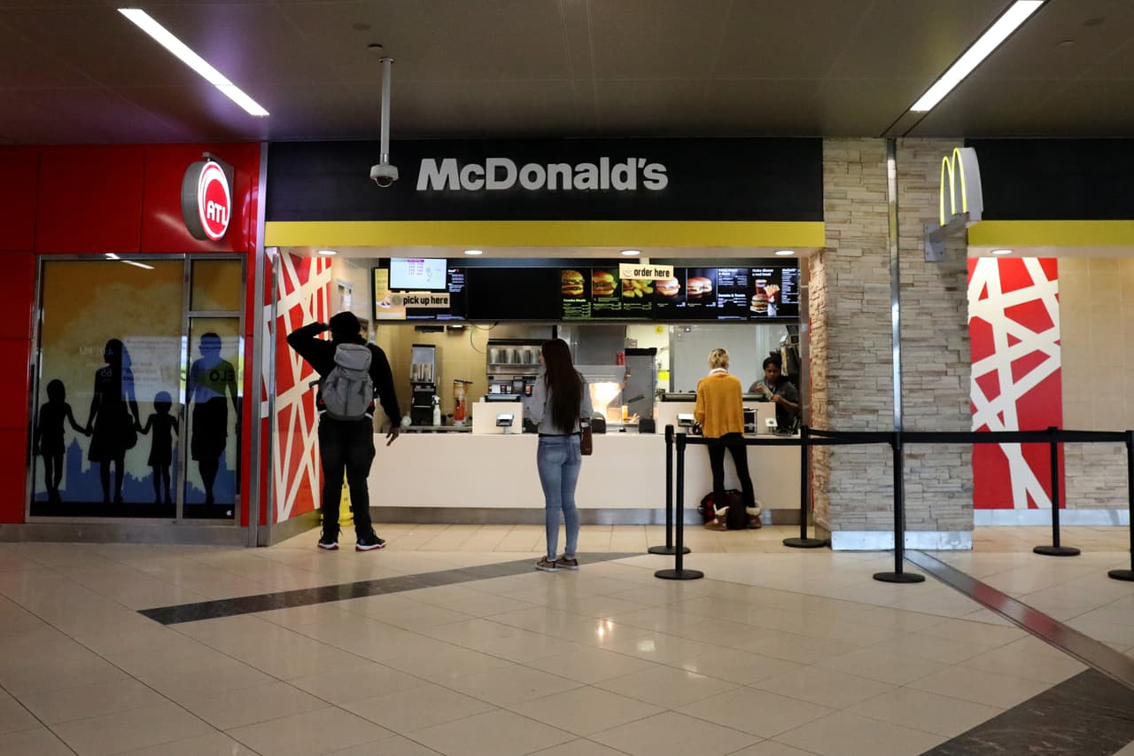 Los viajeros ordenan comida de McDonald's en el Aeropuerto Internacional Hartsfield-Jackson de Atlanta el 20 de abril de 2020.