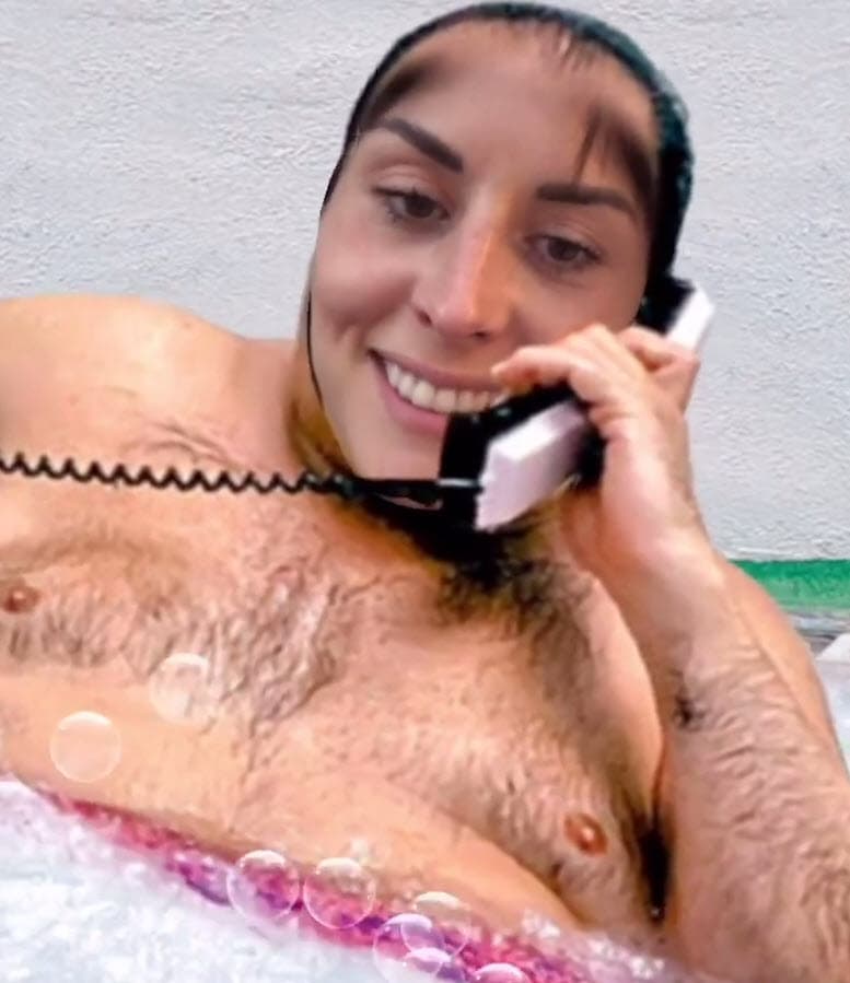 El 25 de febrero, el actor le dijo a Vega que necesitaba una "rasuradita", debido a que la grabó con un gracioso filtro.
<br>