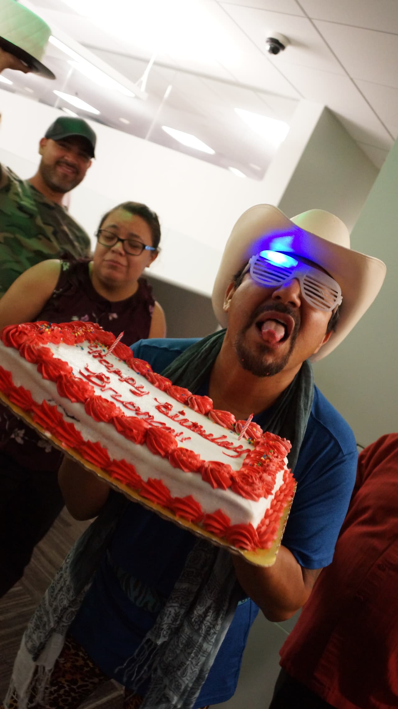 La Bronca cumplió años y se armó una fiesta en la cabina del Free-guey show.