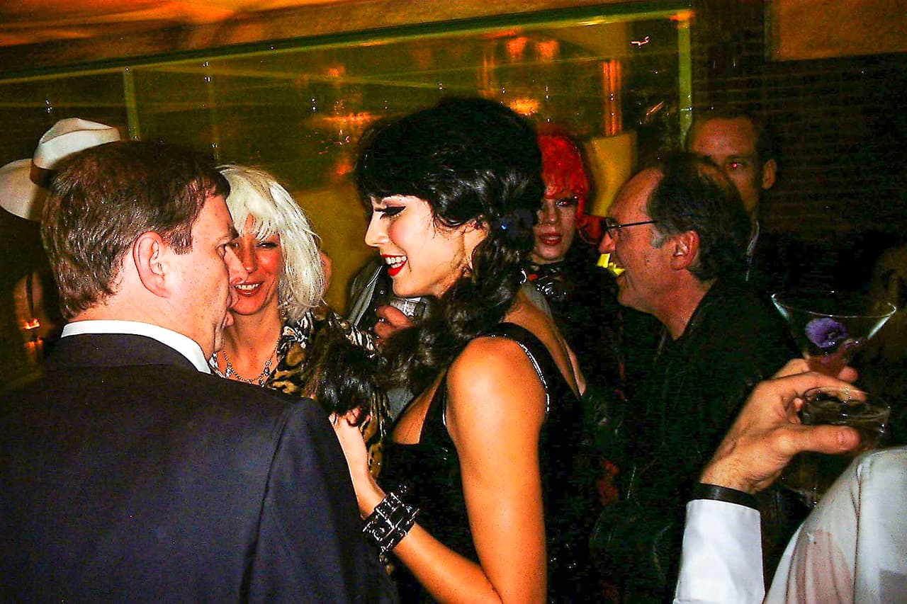 En octubre del año 2000, el príncipe Andrew asistió a una fiesta de Halloween en Nueva York con temática de prostitutas y proxenetas, de acuerdo con
<b> <a href="https://www.thesun.co.uk/news/10367796/prince-andrew-party-girls-photos-saint-tropez/">The Sun.</a></b>
<br>