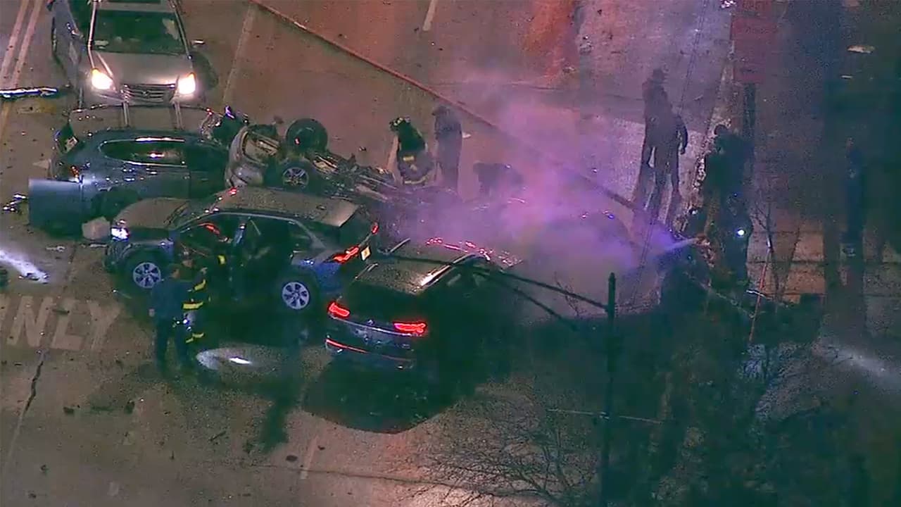 “Cuando vas a esa alta velocidad, cualquier persona a la que golpeas, ya sea un automóvil o un peatón, disminuye significativamente su capacidad de supervivencia. La velocidad mata, y lo hizo esta noche", dijo la Alcaldesa Lori Lightfoot en conferencia de prensa desde la escena.