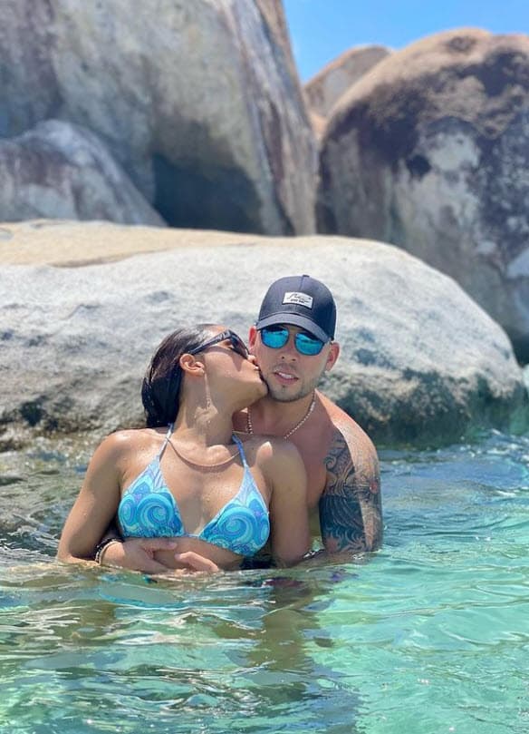 La presentadora de 
<a href="https://www.univision.com/temas/el-gordo-y-la-flaca">El Gordo y La Flaca</a> le dedicó un 
<b>romántico mensaje</b> en Instagram que acompaña esta foto donde se les ve muy cariñosos.
<br>