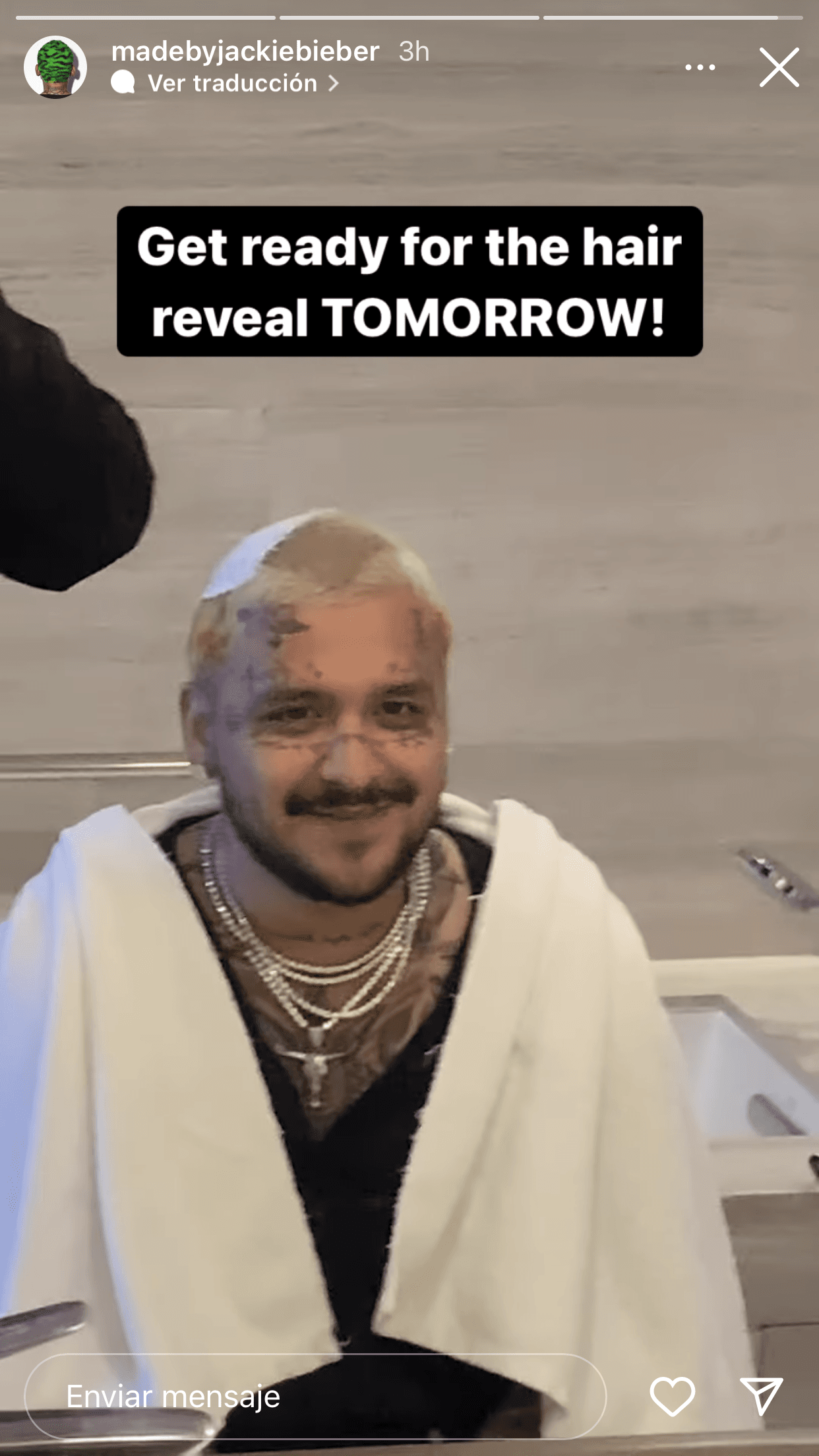 Este tipo de looks y diseños son parte de una 
<b><a href="https://www.univision.com/entretenimiento/cultura-pop/christian-nodal-nuevo-look-inspirado-dior-no-j-balvin-segun-fans" target="_blank">tendencia que también se dejó ver en la pasada pasarela de Dior</a></b> en Venice, California.
<br>