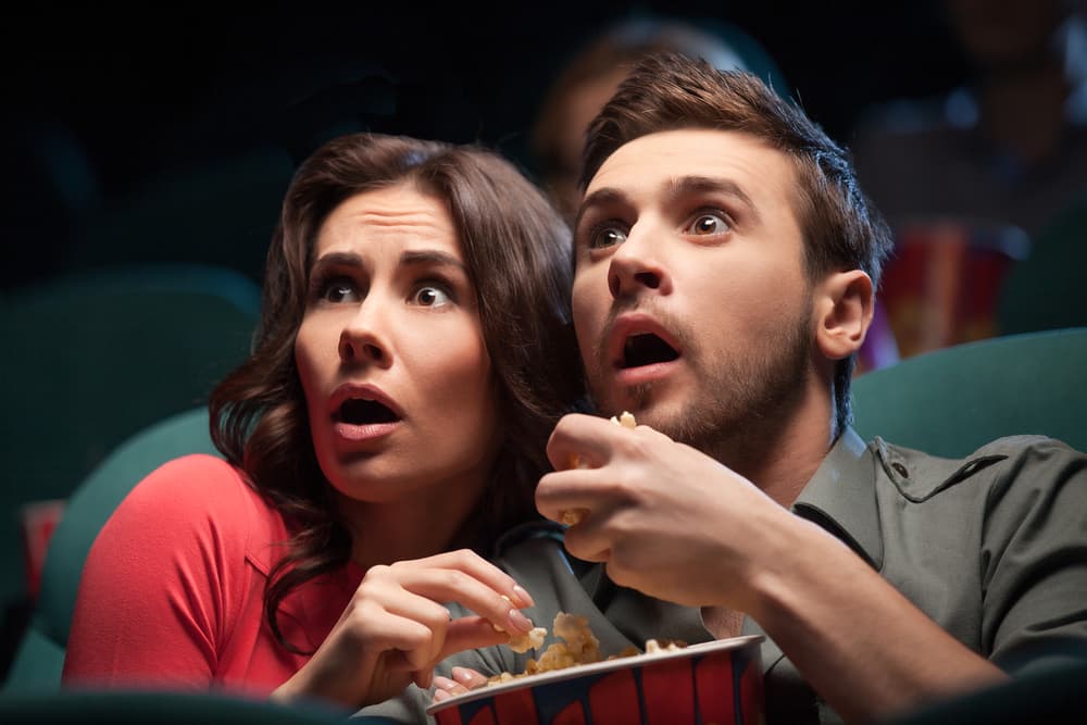 ¿A quién no le emociona una buena cinta de terror? Aunque te encanten, las odies o las aguantas con las manos en los ojos, suelen ser una buena manera de soltar adrenalina. ¡Y no tenemos que esperar al Halloween para la temporada de sustos!