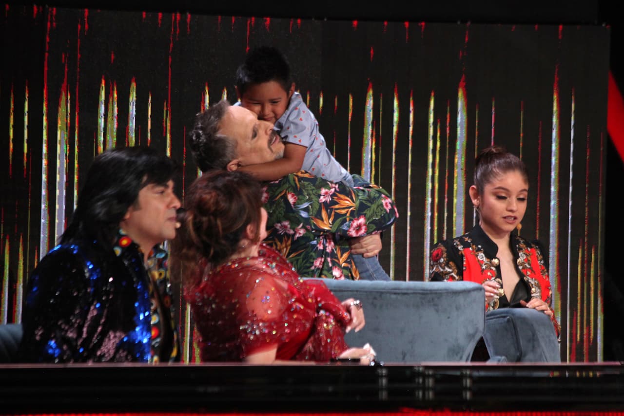 Miguel Bosé no pudo más que cargar al capitán de ‘los Sacachispas’ y con eso mostrarle que había caído a sus pies.