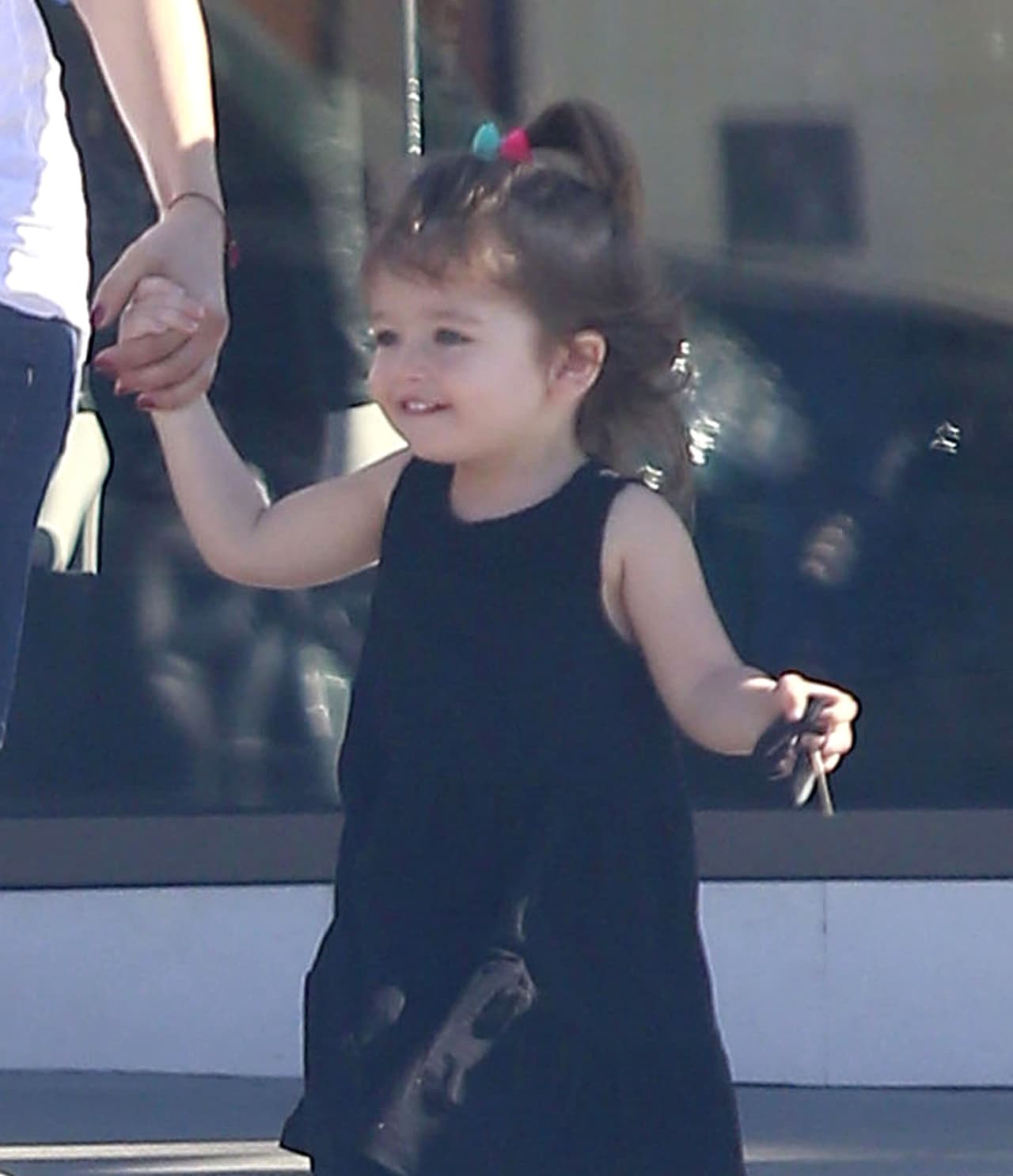 Pero la peque no prestó atención a las cámaras y mostró su hermosa sonrisa.