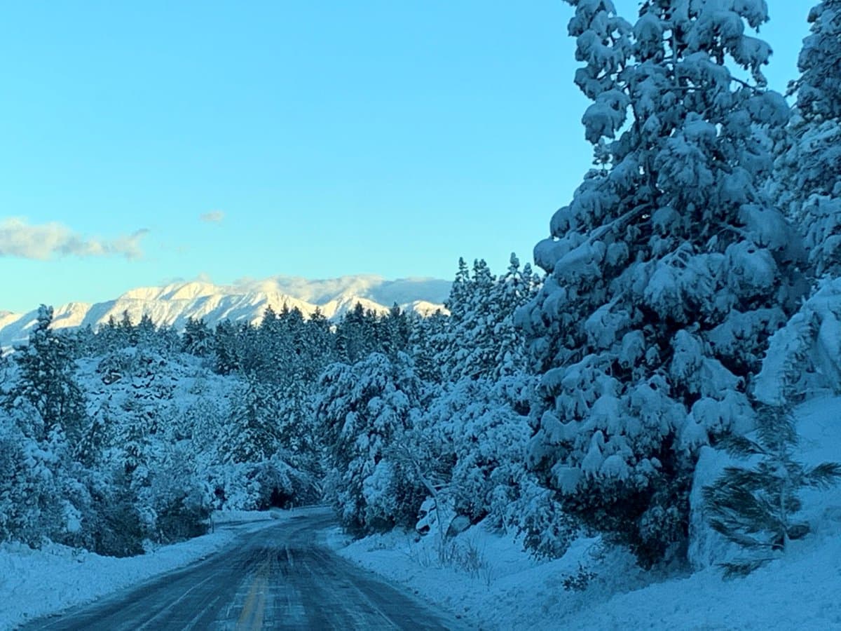 El 
<a href="https://www.univision.com/temas/coronavirus">coronavirus</a> también llegó a las 
<a href="https://www.univision.com/local/los-angeles-kmex/la-nieve-llego-a-las-montanas-y-esto-es-lo-que-tienes-que-saber-si-quieres-visitarlas-en-tiempos-de-coronavirus-fotos">montañas de California</a> en donde los pasos a principales centros turísticos y de deportes de inviernos fueron clausurados en plana temporada de invierno. Un año más tarde, puedes visitarlas bajo las nuevas medidas de prevención de contagios.