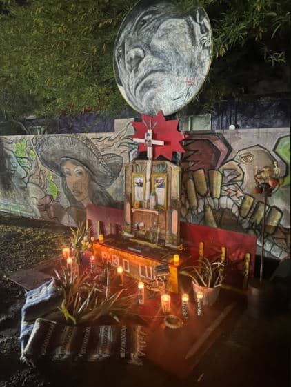 La gente se reunió alrededor de dos hermosos tributos a la luz de las velas para Pablo Luna afuera del restaurante para presentar sus respetos.