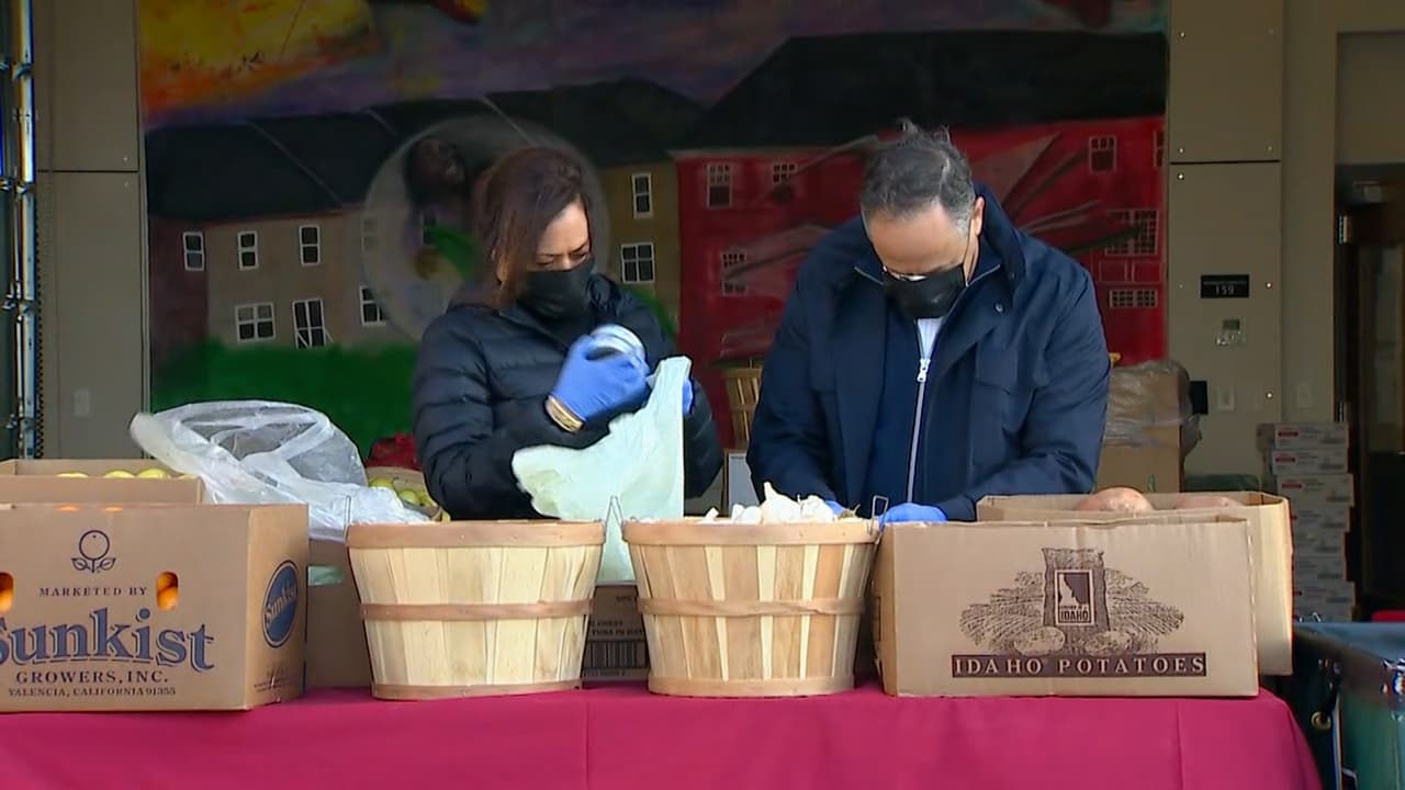 En video. En video: Kamala Harris da comida a los desamparados como parte del Día Nacional de ServicioMientras el país se prepara para el día de la juramentación este miércoles, la vicepresidenta electa y su esposo participaron como voluntarios en un comedor para dar alimentos a los desamparados.