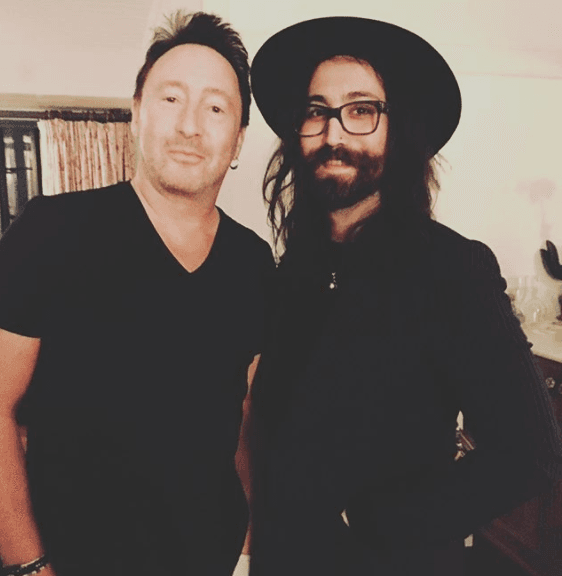 El británico Jonh Lennon tuvo solo dos hijos: Julian y Sean Lennon.