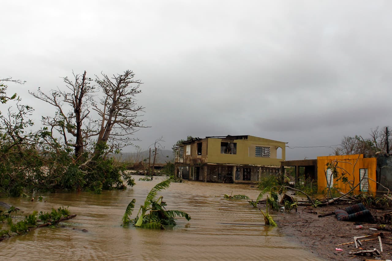La inundación en Fajardo. El ciclón también dejó a 
<b>muchos puertorriqueños sin servicio de teléfono,</b> por lo que se ha hecho casi imposible comunicarse en la isla.