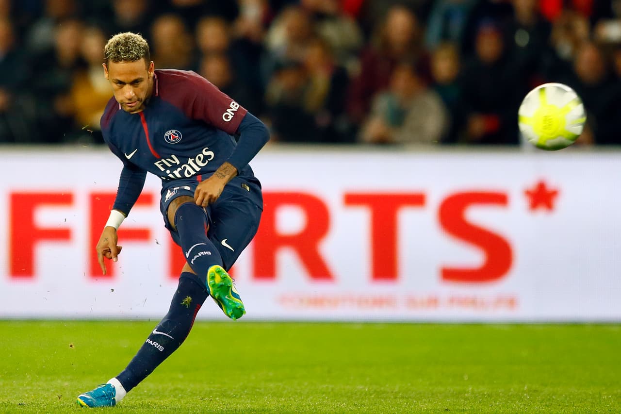 Neymar, que llegó al PSG como la gran contratación de la temporada, lanzó el tiro y las diferencias entre ambos jugadores quedaron en evidencia.