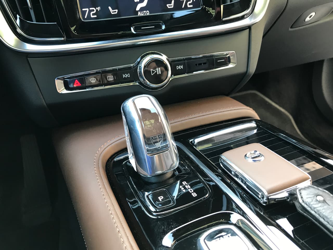 Uno de los detalles que distinguen los modelos equipados con el tren motriz T8 híbrido enchufable de los modelos regulares, es este 
<b>selector de cambios de cristal </b>hecho por la casa cristalera sueca Orrefors.